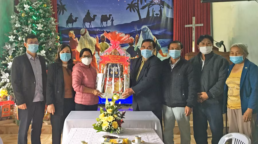Đại diện lãnh đạo thị xã An Khê (bên trái) thăm và tặng quà nhân dịp Giáng sinh tại Chi hội Tin Lành An Khê (phường An Phú, thị xã An Khê). Ảnh: Ngọc Anh