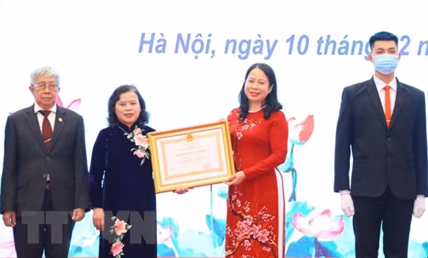 Phó Chủ tịch nước Võ Thị Ánh Xuân trao Huân chương Lao động hạng Nhì cho Tổng hội Y học Việt Nam. (Ảnh: Văn Điệp/TTXVN)