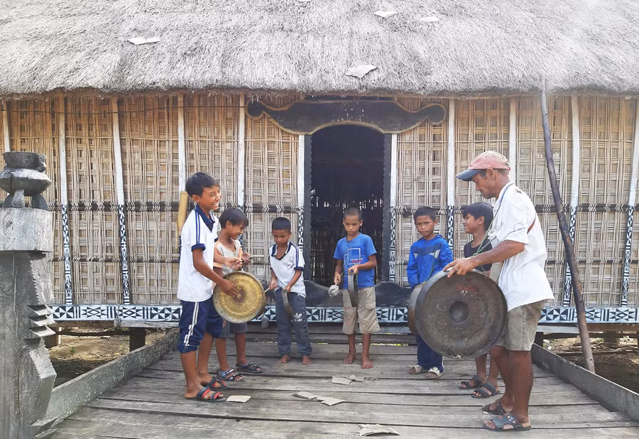 Người dân làng Mơ Hra (xã Kông Lơng Khơng, huyện Kbang) luôn có ý thức bảo tồn, phát huy giá trị di sản cồng chiêng, từ đó phát triển du lịch cộng đồng. Ảnh: Lam Nguyên