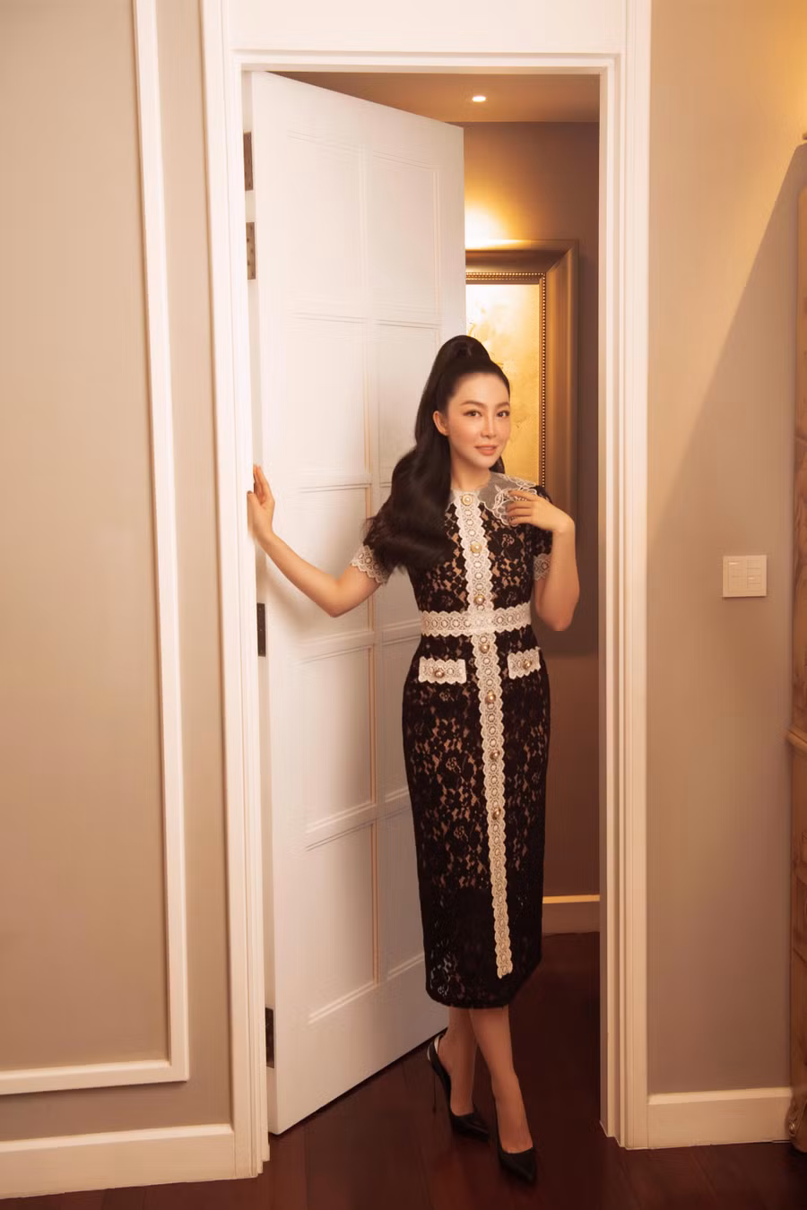 Những chiếc đầm bodycon có độ ôm vừa phải tôn đường cong cơ thể đồng thời giúp người mặc cảm thấy dễ chịu và thoải mái trong mọi hoạt động. Thay vì sử dụng một loại họa tiết ren như đa số các brand thời trang, NTK Đỗ Mạnh Cường kết hợp hai gam màu đen và trắng tương phản tạo nên sự khác biệt, mới lạ và trẻ trung cho thiết kế.