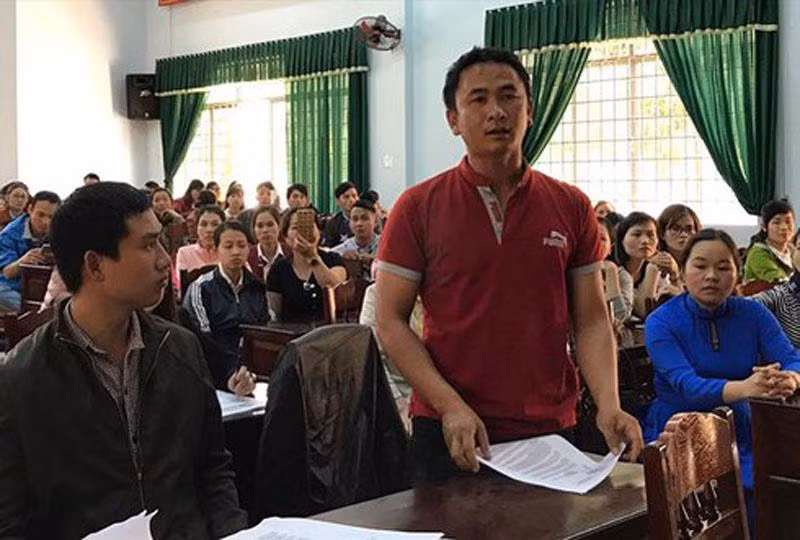Các giáo viên đối thoại với UBND H.Krông Pắk liên quan việc chấm dứt hợp đồng do tuyển dụng thừa hồi năm 2018 - Ảnh: C.T.V.