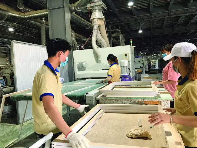 Xuất khẩu gỗ, sản phẩm gỗ đạt kỷ lục mới. Ảnh: Sản xuất đồ gỗ xuất khẩu tại Công ty Minh Thành, Đồng Nai. Ảnh: P.V