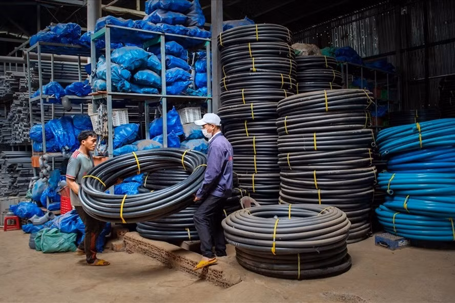 Người lao động Đắk Nông làm việc cho nhà máy sản xuất ống nước nhựa ở xã Nhân Cơ, huyện Đắk R'lấp, tỉnh Đắk Nông. Ảnh: Bảo Lâm