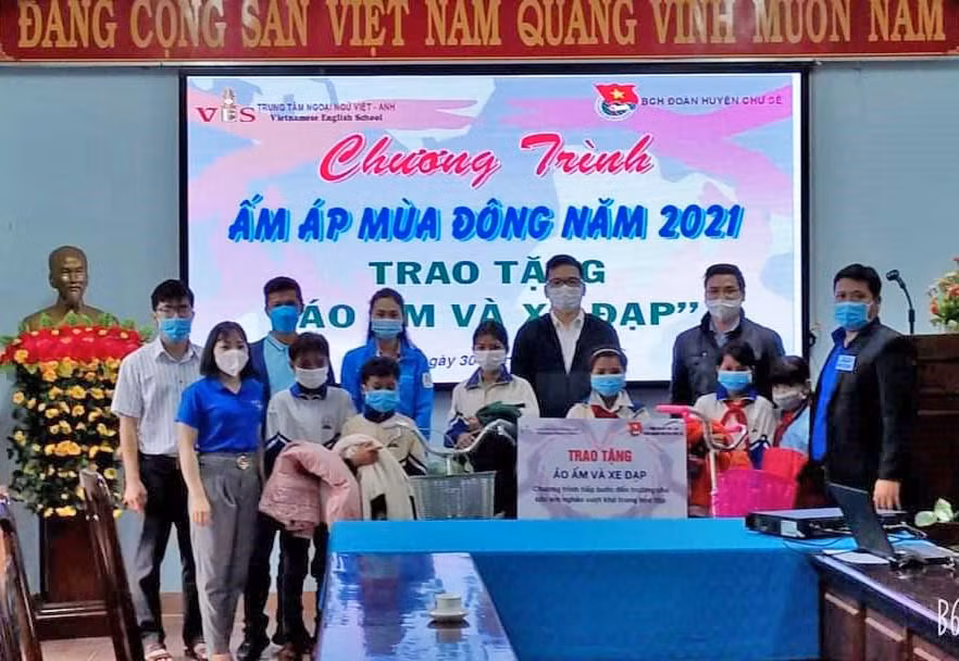 Quang cảnh buổi tặng quà chương trình ấm ấp mùa đông năm 2021.Ảnh-R'Ô HOK