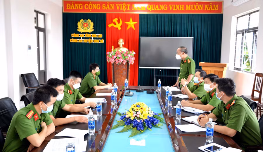 Thượng tá Nguyễn Văn Hào-Trưởng Công an huyện Chư Sê quán triệt công tác điều tra án cho cán bộ, chiến sĩ trong đơn vị. Ảnh: Nguyễn Hữu