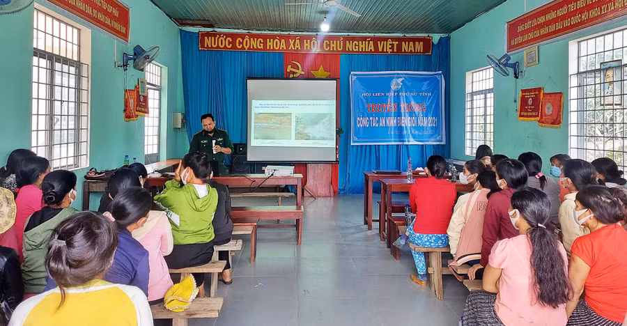 Trước đó, trên 100 hội viên phụ nữ xã biên giới Ia Púch (huyện Chư Prông) cũng được truyền thông về công tác đảm bảo an ninh biên giới. Ảnh: Minh Châu