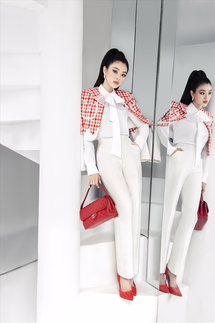 Phong cách trang điểm sắc sảo và kiểu tóc cột cao cũng làm tăng thêm khí chất và nét đẹp tự nhiên của cô. 