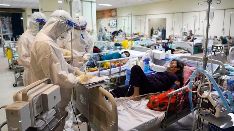 Lực lượng quân y chăm sóc, điều trị bệnh nhân Covid-19 tại Bệnh viện dã chiến truyền nhiễm 5D, tháng 8.2021 - Ảnh: Độc Lập