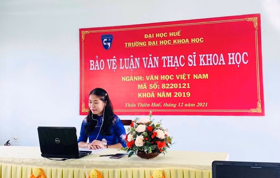 Chị Nguyễn Thị Diễm-học viên khóa 2 chuyên ngành Văn học Việt Nam tại buổi bảo vệ luận văn thạc sĩ được tổ chức theo hình thức trực tuyến. Ảnh: Trần Huệ Học viên khóa 2. Ảnh: Nguyễn Thị Diễm