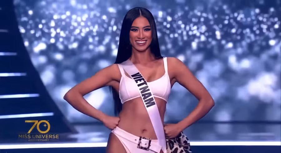Kim Duyên trình diễn cuối trong phần thi bikini. Cô diện thiết kế màu trắng khoe body bốc lửa. Trước đó, cô từng có thời điểm tăng cân mất kiểm soát song nhờ tích cực tập luyện, hình thể hiện tại của chân dài không hề kém cạnh so với các mỹ nhân khác. Trên sân khấu, người đẹp quê Cần Thơ sải bước tự tin, ghi điểm bởi nụ cười rạng rỡ. Ảnh: FBNV