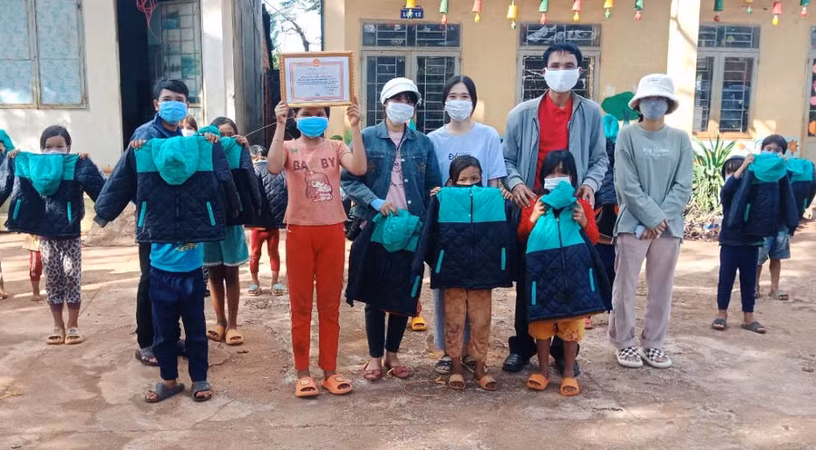 Tặng áo ấm cho HS dân tộc thiểu số nghèo, khó khăn trường Tiểu học Nguyễn Văn Trỗi, xã Ia Phang, huyện Chư Pưh. Ảnh: Hồng Ngọc