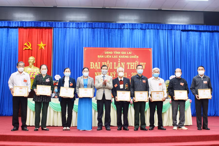 Ông Đoàn Minh Phụng (thứ 5 từ trái qua)-Trưởng ban Liên lạc kháng chiến tỉnh khóa III tặng giấy khen cho các cá nhân có thành tích trong phong trào xây dựng và phát triển Ban..jpg