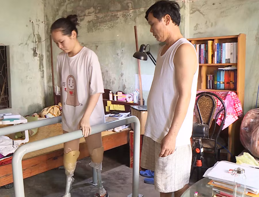 Em Hà Thị Thùy Dương tập đi trên đôi chân giả để chuẩn bị vào TP. Hồ Chí Minh học đại học. Ảnh: Ngô Thu