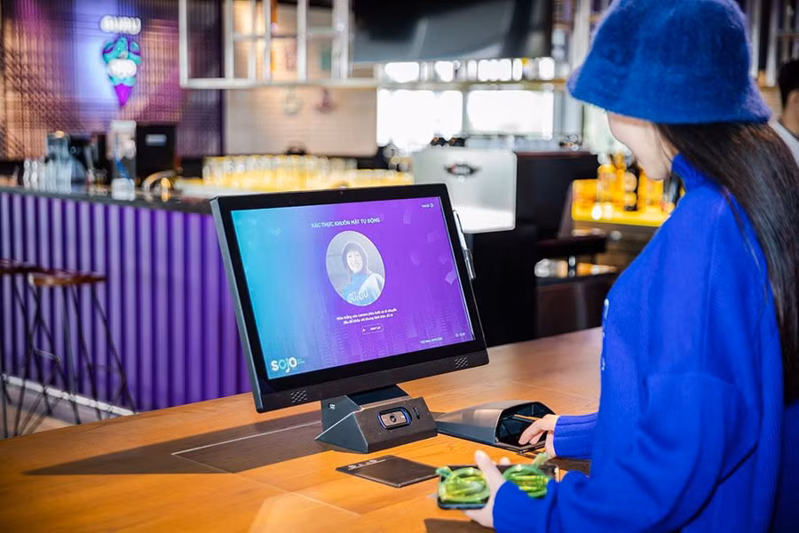 Check-in khách sạn theo xu hướng du lịch không chạm, khách làm thủ tục nhận và trả phòng trên máy, không cần lễ tân