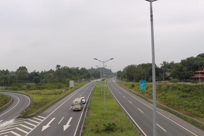 Chính phủ đề xuất giao Bộ GTVT triển khai các dự án cao tốc Bắc - Nam giai đoạn 2 thay vì giao cho địa phương như trước đó. Ảnh: Ngọc Thắng