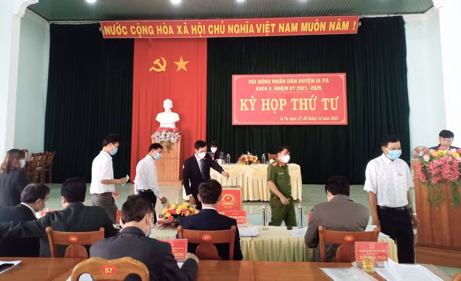 Các đại biểu bỏ phiếu bầu bổ sung chức vụ Chủ tịch HĐND huyện Ia Pa khóa V. Ảnh: Như Loan 
