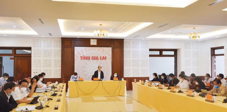  Hội nghị trực tuyến triển khai Nghị quyết kỳ họp thứ Tư-HĐND tỉnh khóa XII về Kế hoạch phát triển kinh tế-xã hội, phân bổ vốn đầu tư công và dự toán ngân sách nhà nước năm 2022. Ảnh: Hà Duy