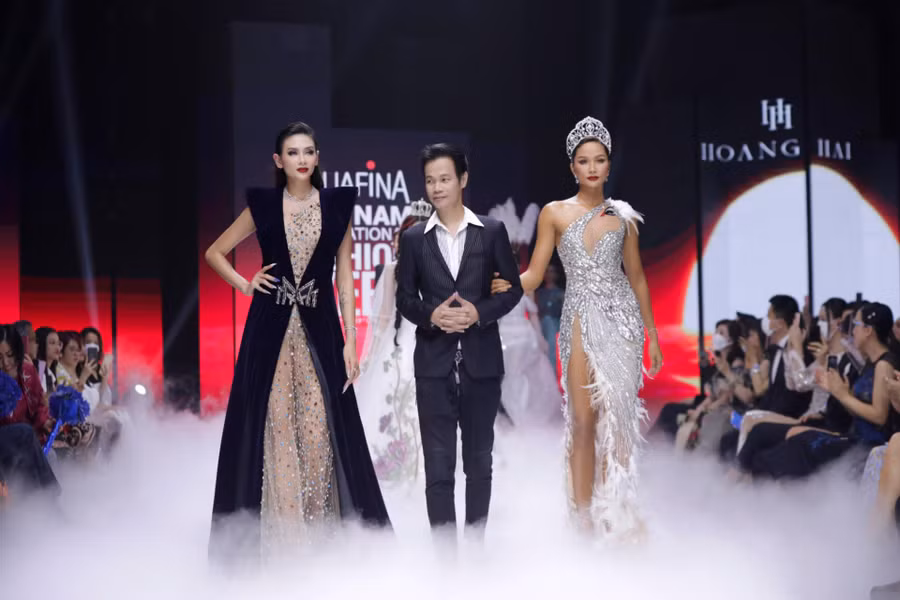 Được biết, trong thời gian tới, nhà thiết kế Hoàng Hải sẽ tham dự Milan International Fashion Week. Vì vậy, cả ê-kíp của anh đang chuẩn bị ráo riết để bùng nổ với bộ sưu tập đặc biệt tại sự kiện quan trọng này. Ảnh: Kiếng cận team
