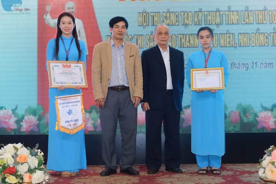 PGS-TS. Nguyễn Danh-Chủ tịch Liên hiệp các Hội Khoa học và Kỹ thuật tỉnh (thứ 2 từ phải sang) chúc mừng thành tích của thầy và trò Trường THPT Chuyên Hùng Vương tại cuộc thi Sáng tạo Thanh-thiếu niên, Nhi đồng toàn tỉnh lần thứ 9-năm 2021. Ảnh: Phan Lài