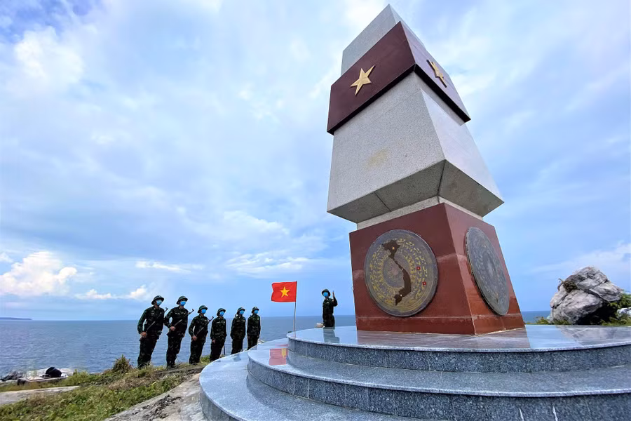 Tổ tuần tra của Đồn biên phòng Thổ Châu thực hiện nghi lễ chào và giới thiệu về mốc chủ quyền trên đảo Hòn Nhạn. Ảnh: M.T.H