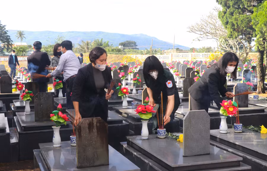Các đồng chí lãnh đạo tỉnh thắp nhang các liệt sĩ đang an nghỉ tại Nghĩa trang Liệt sĩ thị xã An Khê. Ảnh: Ngọc Minh 