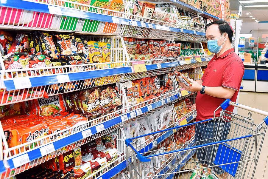 Người dân mua sắm tại Siêu thị Co.op Mart Pleiku. Ảnh: Đức Thụy Người dân lựa chọn mua sắm tại Siêu thị Co.op Mart Pleiku - Ảnh Đức Thụy