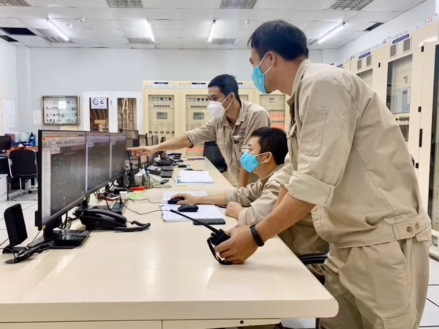  Cán bộ, công nhân viên Công ty Thủy điện An Khê-Ka Nak đã nỗ lực vượt khó để hoàn thành chỉ tiêu sản lượng điện trước kế hoạch. Ảnh: Lê Văn Ngọc