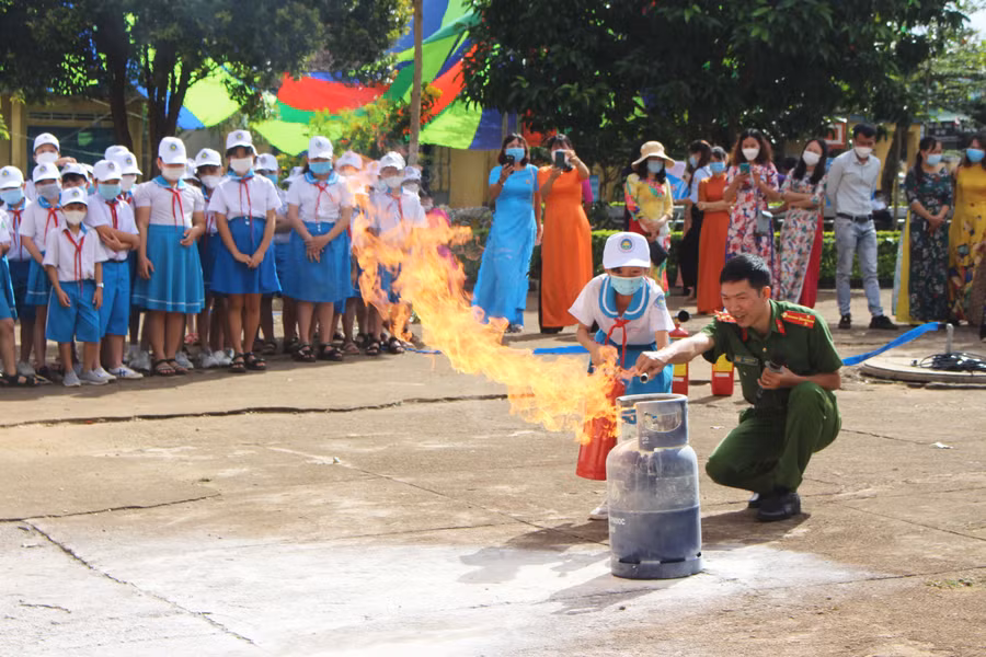 Học sinh Trường Tiểu học Nguyễn Huệ (thị trấn Ia Kha, huyện Ia Grai) thực hành tình huống giả định dập tắt đám cháy nhỏ. Ảnh: Thủy Bình