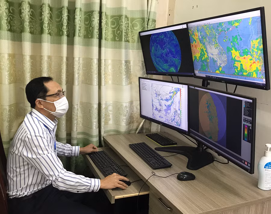 Ông Nguyễn Văn Huấn-Phó Trưởng phòng phụ trách Phòng Dự báo (Đài Khí tượng Thủy văn khu vực Tây Nguyên) theo dõi diễn biến thời tiết. Ảnh: Nguyễn Diệp