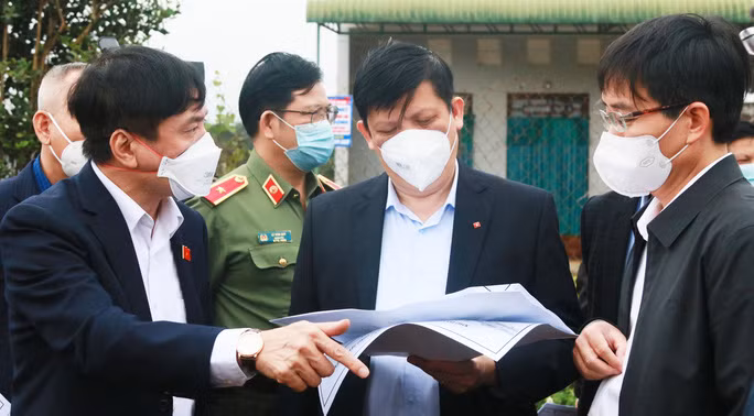  Đoàn công tác khảo sát khu vực xây dựng Bệnh viện Đa khoa Trung ương Tây Nguyên