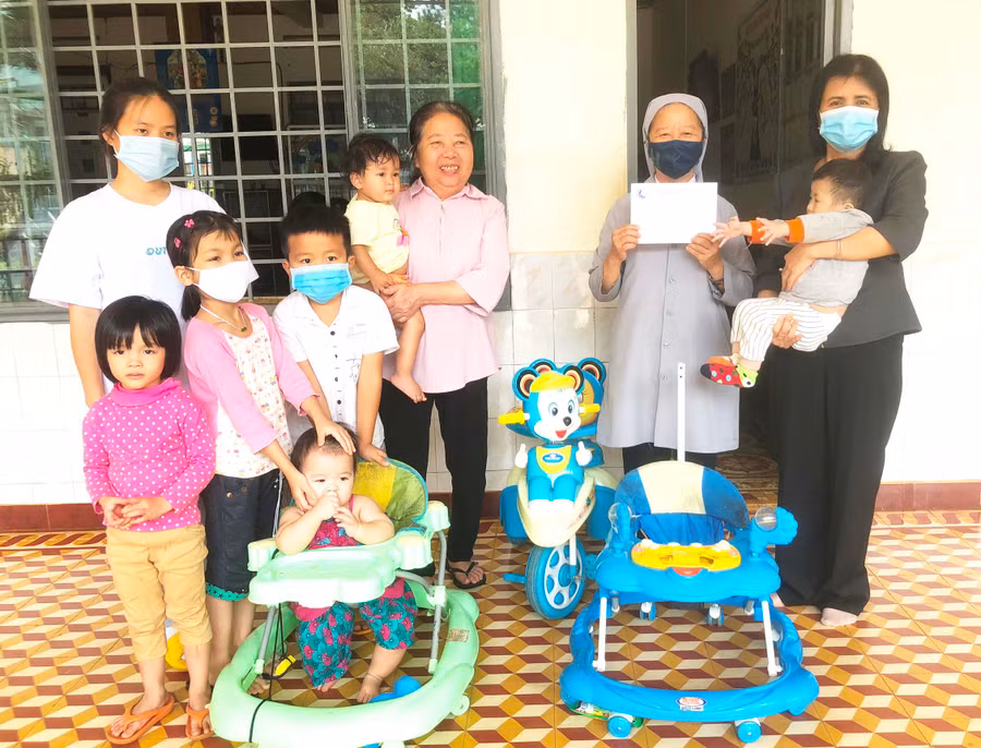Bà Rcom Sa Duyên (bìa phải)-Giám đốc Sở Lao động-Thương binh và Xã hội, Phó Trưởng ban Thường trực Ban Vì sự tiến bộ phụ nữ tỉnh tặng quà trẻ em mồ côi tại Cô nhi Sao Mai (TP. Pleiku). Ảnh: Đinh Yến