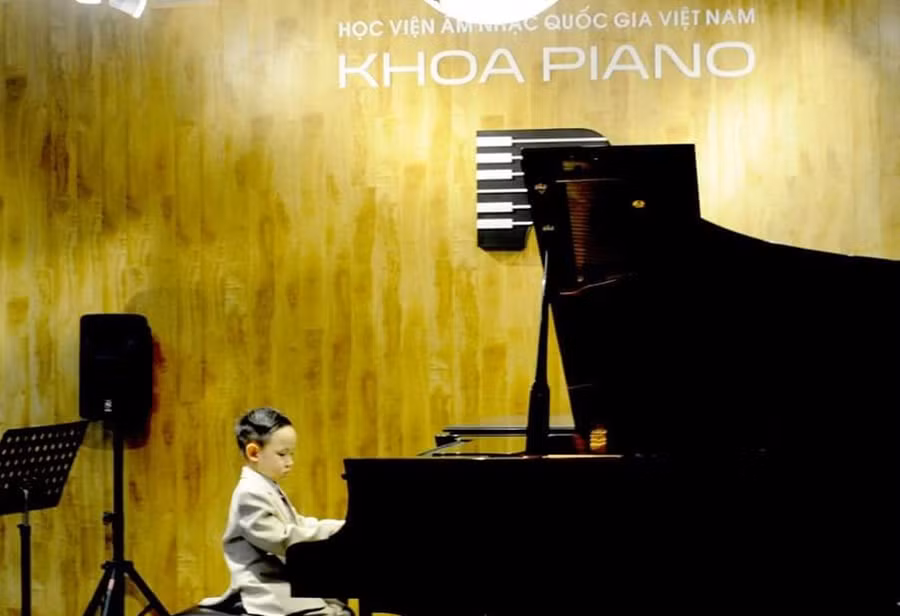 Thiên Anh tham gia bài thi học kỳ Piano và Violin. Ảnh: NVCC
