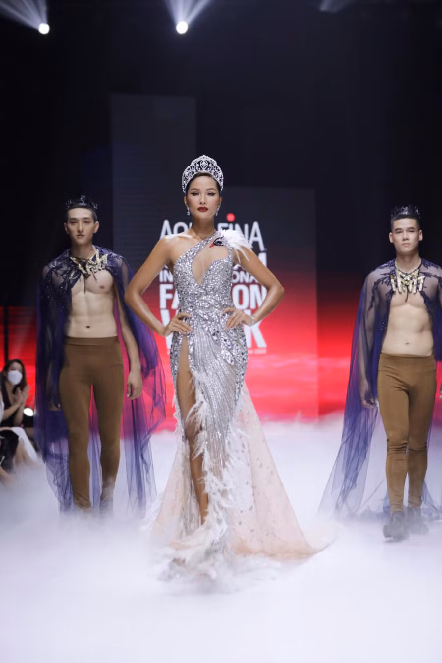 Người đẹp cũng gợi cho mọi người nhớ lại khoảnh khắc đăng quang của mình tại Hoa hậu Hoàn vũ Việt Nam 2017 khi lựa chọn đội chiếc vương miện danh giá để trình diễn. Hiện tại, H'Hen Niê vẫn miệt mài hoạt động nghệ thuật và tích cực tham gia các công tác xã hội. Điều này giúp cô nhận được rất nhiều sự yêu thương của khán giả. Ảnh: Kiếng cận team