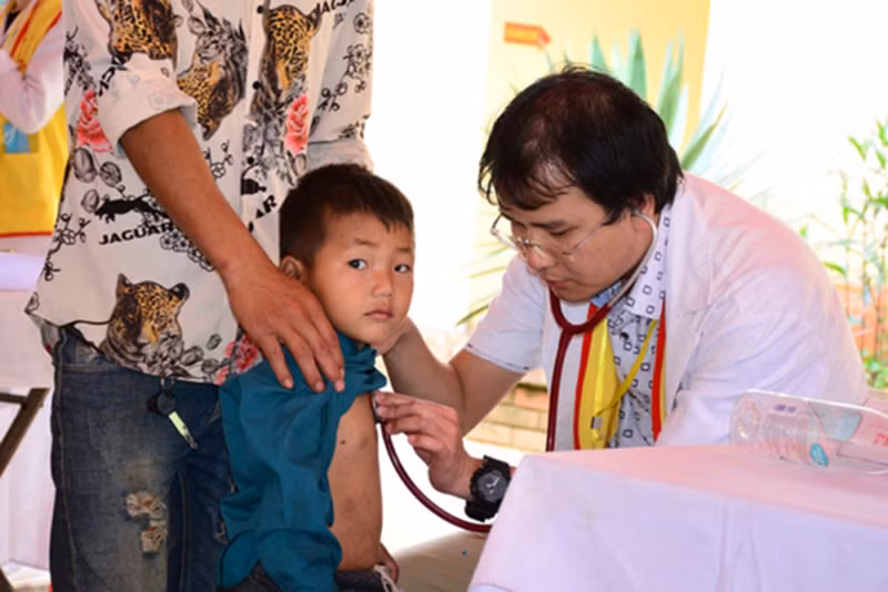 Bác sĩ Ngô Tuấn Anh trong một lần khám bệnh miễn phí.