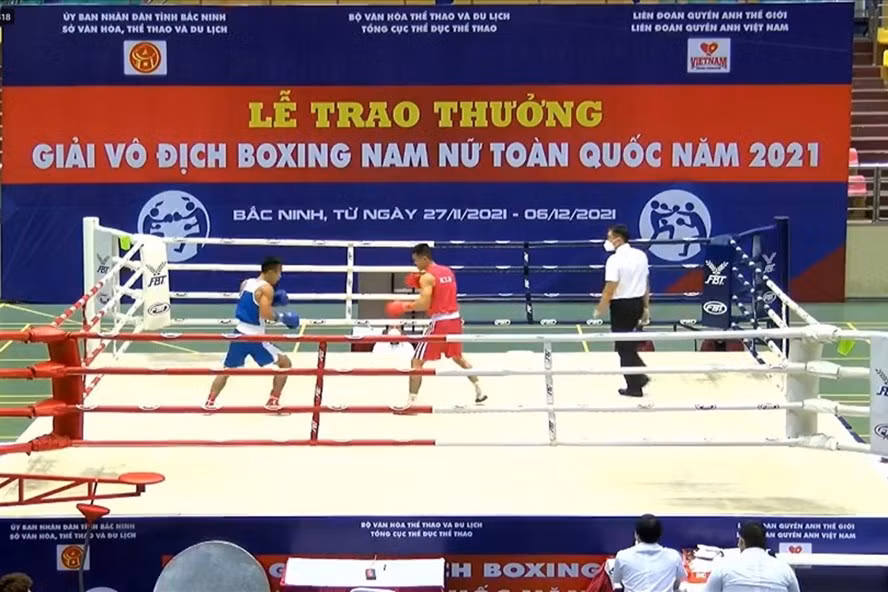 Nguyễn Văn Đương đối đầu Nguyễn Văn Giới trong ngày thi đấu thứ 3 giải vô địch Boxing toàn quốc 2021. Ảnh: CMH