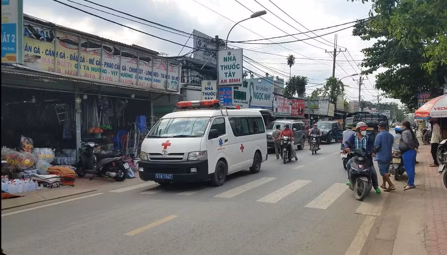Đến 15 giờ chiều thi thể nạn nhân được đưa về nhà xác. Ảnh: Trần Kha Đến 15 giờ chiều thi thể nạn nhân được đưa về nhà xác. Ảnh: Trần Kha