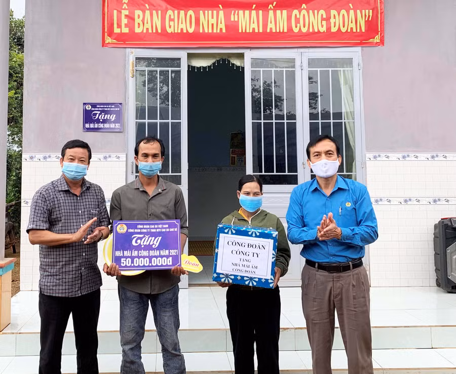 Bàn giao nhà “Mái ấm Công đoàn” cho gia đình chị Trây H’Én (công nhân Nông trường Cao su Ia Hlốp, Công ty Cao su Chư Sê). Ảnh: Hà Thanh Huyền