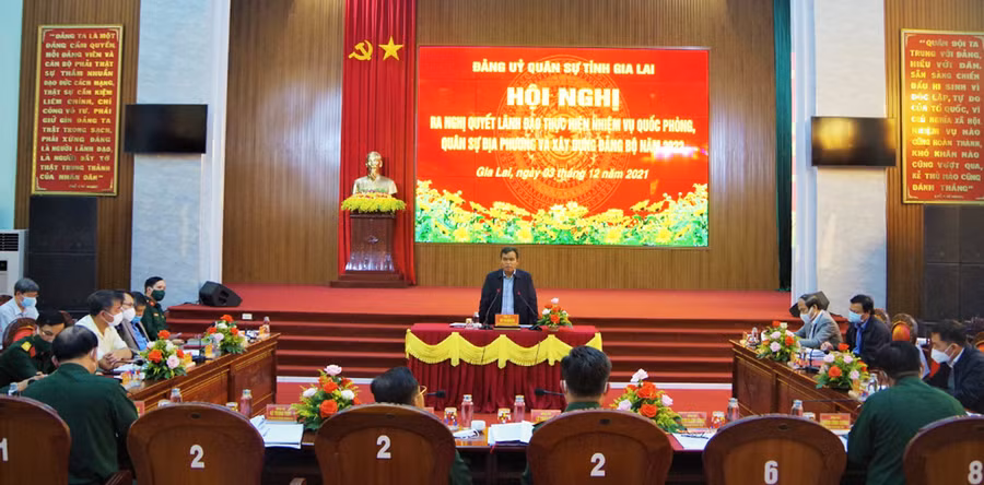 Đồng chí Hồ Văn Niên-Ủy viên Ban Chấp hành Trung ương Đảng, Bí thư Tỉnh ủy, Chủ tịch HĐND tỉnh, Bí thư Đảng ủy Quân sự tỉnh phát biểu kết luận hội nghị. Ảnh: Văn Huỳnh