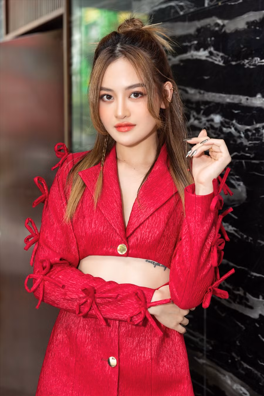 Thùy Anh ở đời thường gắn liền với sự nữ tính, nhẹ nhàng, nhưng ít ai biết ẩn sâu bên trong nữ diễn viên là sự mạnh mẽ và nổi loạn. The Champion chính là sân chơi để cô thể hiện điều đó.