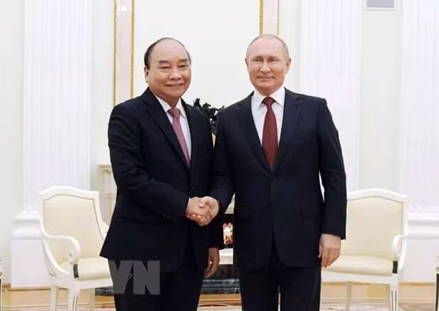 Tổng thống Nga Vladimir Putin đón Chủ tịch nước Nguyễn Xuân Phúc. (Ảnh: TTXVN)