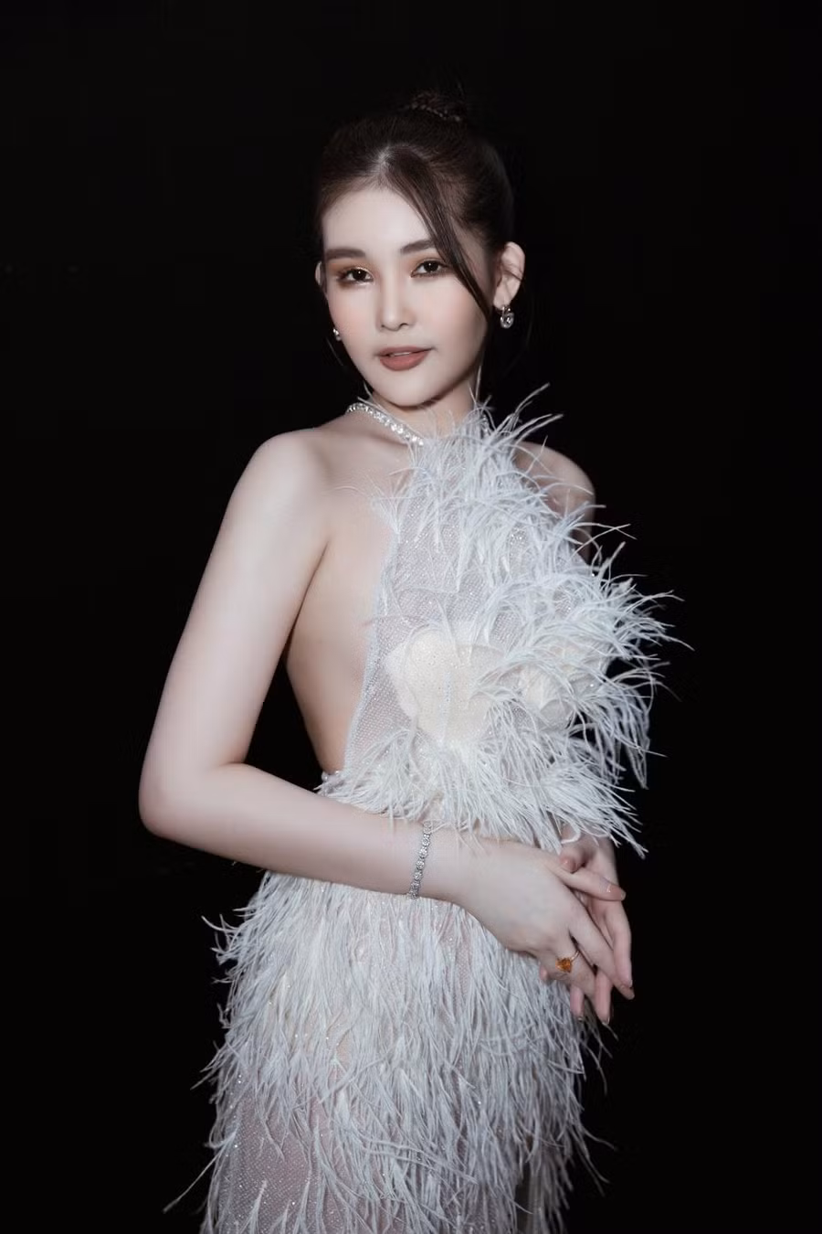 Thần thái sang trọng và vóc dáng ngày càng quyến rũ của Lê Âu Ngân Anh luôn là điểm khiến mọi người ngưỡng mộ. Mặc dù không còn hoạt động trong showbiz, song cô vẫn nhận lời tham gia sự kiện của một số nhà thiết kế thân thiết. Ảnh: Luân Nguyễn