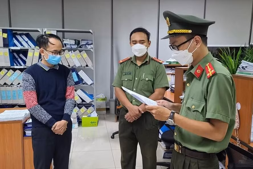  Lực lượng chức năng Đà Nẵng bắt tạm giam Nguyễn Văn Phong. Ảnh: Công an Đà Nẵng