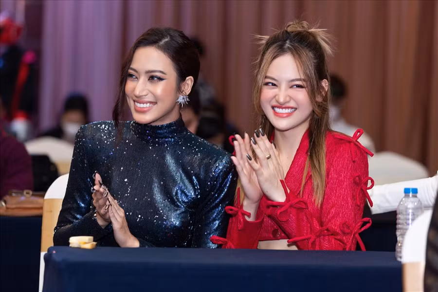Nữ diễn viên mix thêm boot cao để tăng thêm sự mạnh mẽ, cá tính. “Tôi sẽ cháy hết mình như một ngọn lửa, bỏ hết sự nhút nhát, tự ti của của bản thân lâu nay. Tôi mong muốn đem năng lượng này lan tỏa đến mọi người”.