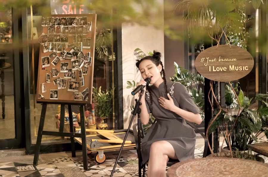 Hiền Hồ cùng các ca sĩ hội ngộ trong dự án âm nhạc cuối năm. Cô gây chú ý với diện mạo mới mẻ. Ảnh: BTC