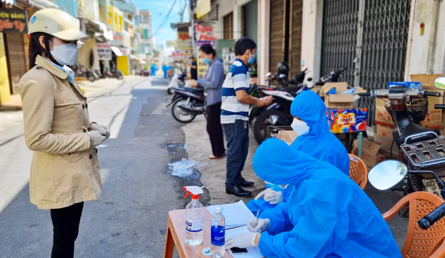  Nhân viên y tế lấy mẫu tầm soát SARS-CoV-2 cho người dân khu vực Chợ Nhỏ, đường Phùng Hưng, TP. Pleiku. Ảnh: Như Nguyện