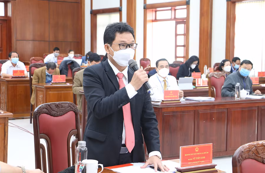 Đai biểu Vũ Tiến Anh-Chánh Văn phòng Đoàn đại biểu Quốc hội và HĐND tỉnh chất vấn Giám đốc Sở GD-ĐT Lê Duy Định. Ảnh: Tấn Thi Đai biểu Vũ Tiến Anh-Chánh văn phòng Đoàn đại biểu Quốc hội và HĐND tỉnh chất vấn Giám đốc Sở Giáo dục và Đào tạo Lê Duy Định