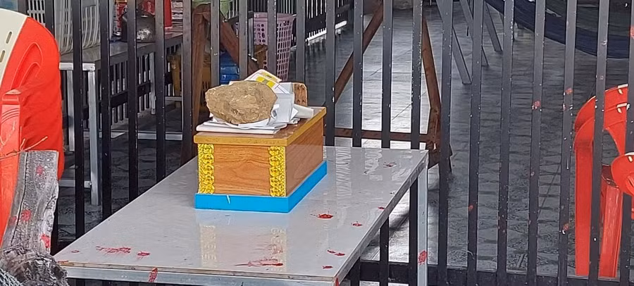 Chiếc quan tài loại nhỏ đặt trước nhà con nợ. Ảnh: Đình Duy Chiếc quan tài loại nhỏ đặt trước nhà con nợ. Ảnh: Đình Duy