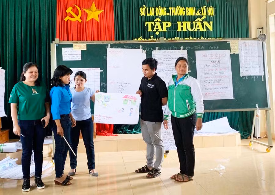 Một buổi tập huấn chương trình cha mẹ hoàn hảo của Dự án Phát triển trẻ thơ toàn diện tỉnh (ảnh chụp trước tháng 4-2021). Ảnh: Hà Duy