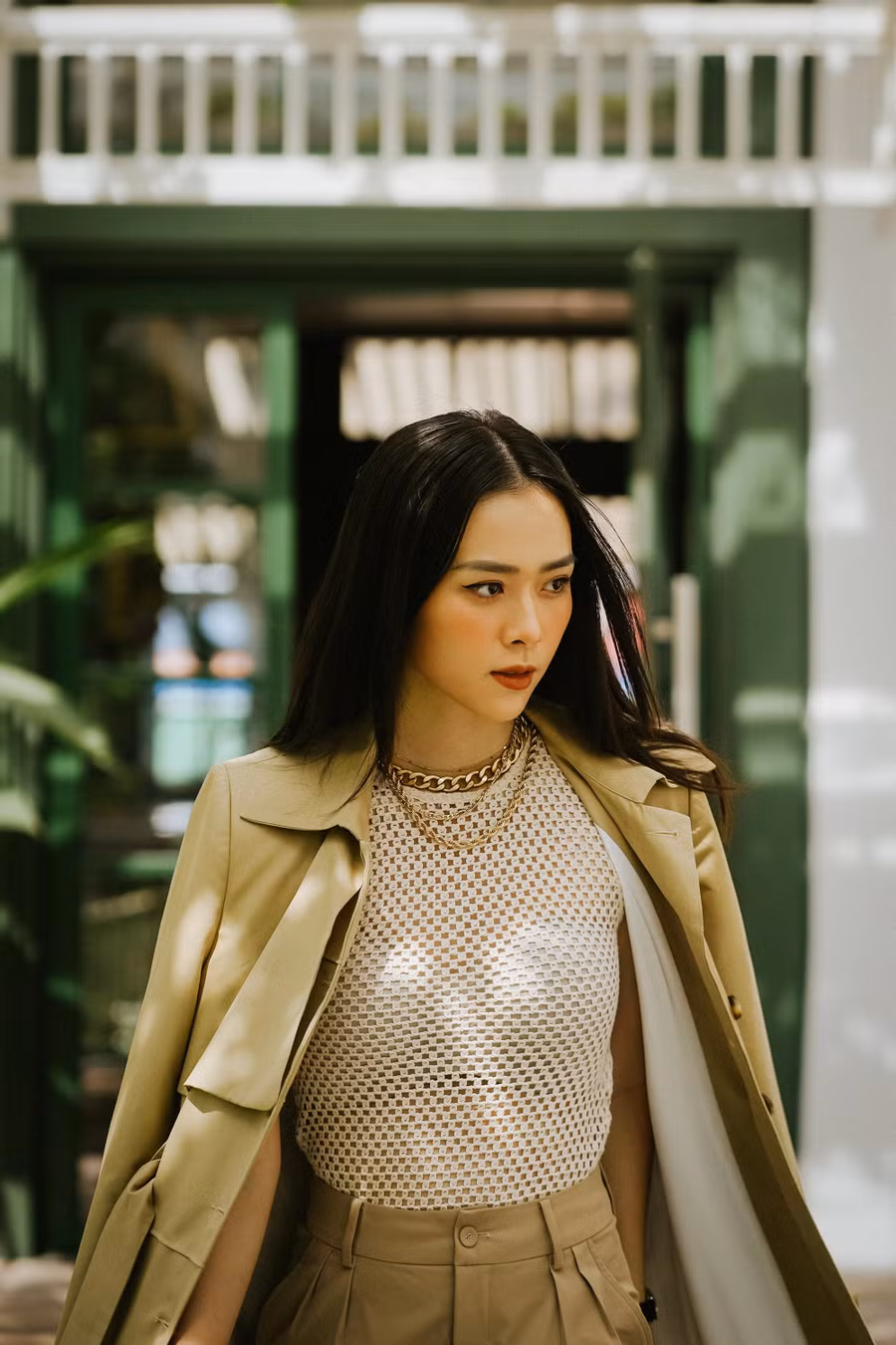 Có thể thấy, diễn viên phim Sau ánh hào quang là một người phụ nữ mạnh mẽ và có nhiều mục tiêu trong cuộc sống. Điều này cũng khiến cô bị nhận xét là quá tham vọng. Đáp lại ý kiến này, cô thẳng thắn cho biết: 