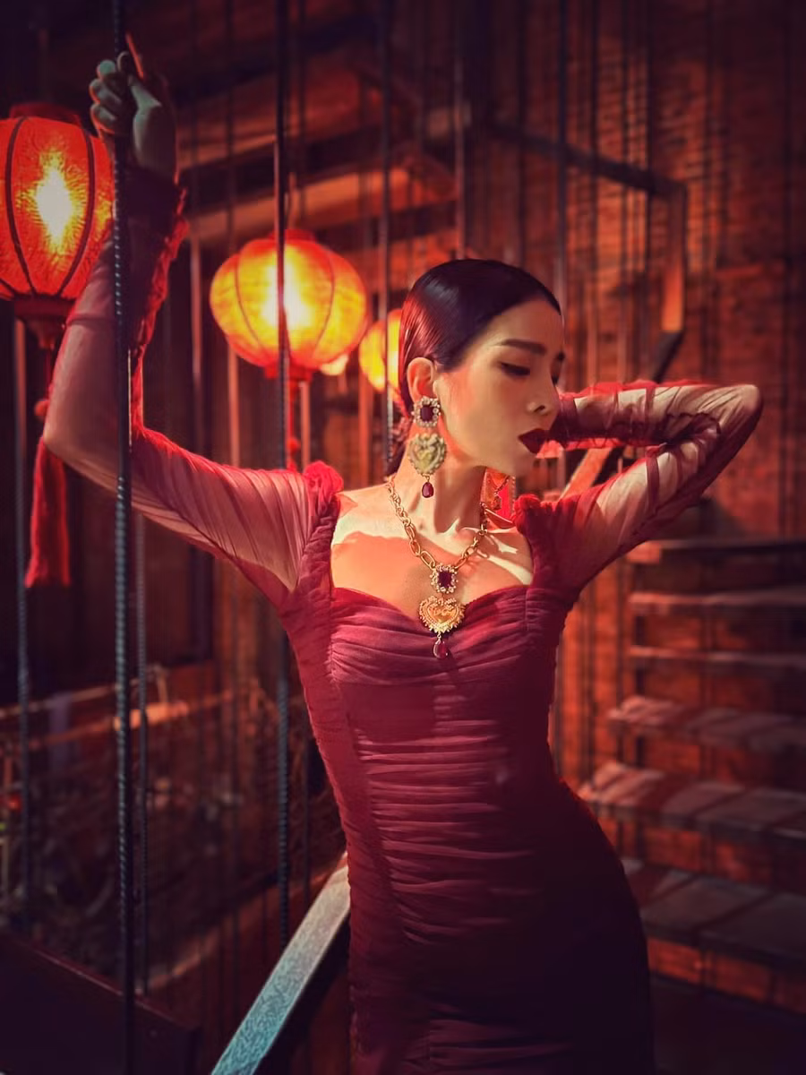 Có thể thấy, sau bao thăng trầm trong sự nghiệp và cuộc sống, Lệ Quyên vẫn là một trong những nữ ca sĩ được nhiều tầng lớp khán giả yêu mến. Cô vừa có thể chinh phục giới trẻ bằng các bản ballad ngọt ngào, vừa ghi dấu ấn trong lòng khán giả lớn tuổi bởi những bản bolero trữ tình, sâu lắng. Ảnh: NVCC